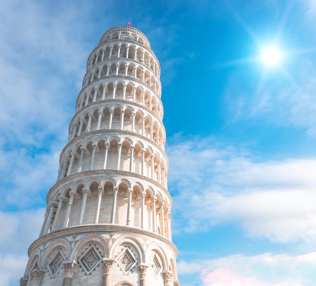 La Torre Pendente di Pisa Italia sullo sfondo di un bel cielo diurno e del sole splendente