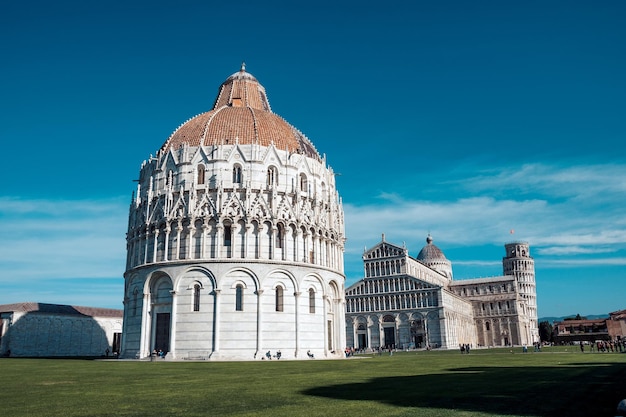 La Torre Pendente in una giornata di sole a Pisa