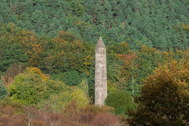 La torre rotonda di Glendalough, costruita in mica-ardesia intervallata da granito è alta circa 30 metri,