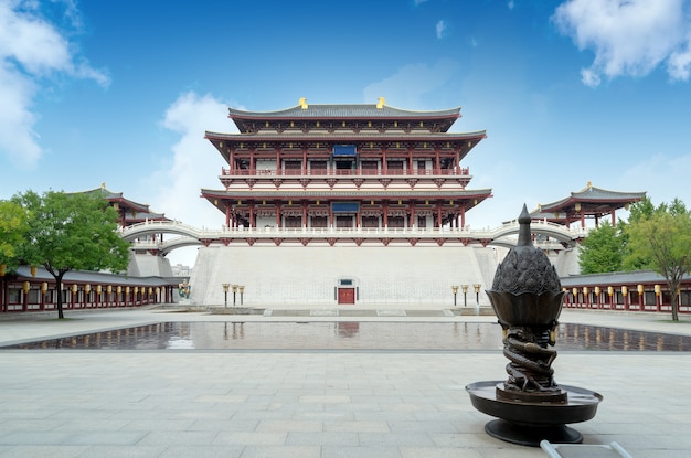 La Torre Ziyun fu costruita nel 727 d.C. ed è l'edificio principale del Giardino Datang Furong, Xi'an, Cina. Traduzione:"Giardino Datang Furong"