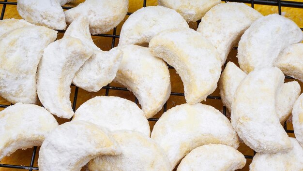 La torta Biancaneve è un biscotto popolare al tempo di Eid con una spolverata di zucchero a velo Selective Focus