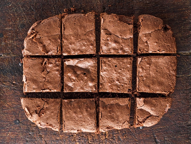 La torta di biscotto al cioccolato al forno è tagliata a quadretti