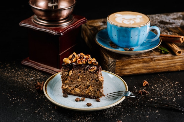 La torta di cioccolato con le noci in composizione con caffè beve sul nero