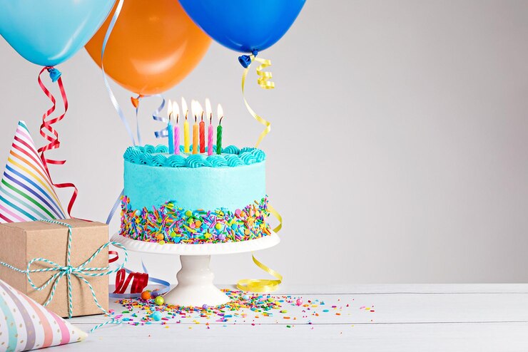 Foto la torta di compleanno blu presenta cappelli e palloncini colorati su grigio chiaro