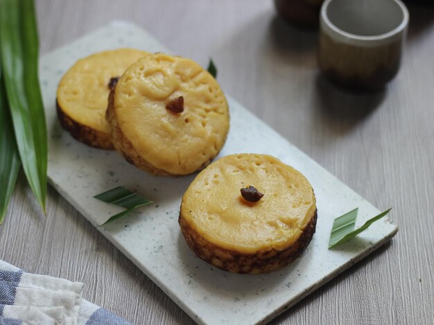 La torta di fango di patate o Kue lumpur è uno spuntino a base di patate dal gusto dolce e dalla consistenza morbida