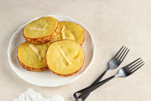 La torta di fango di patate o Kue lumpur è uno spuntino a base di patate dal sapore dolce