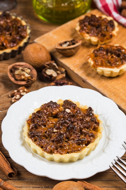 La torta di noci è sul tavolo