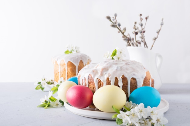 La torta di Pasqua ha decorato i fiori freschi della sorgente. Avvicinamento.