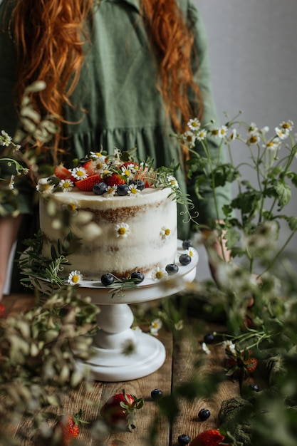 La torta è decorata con bacche e fiori