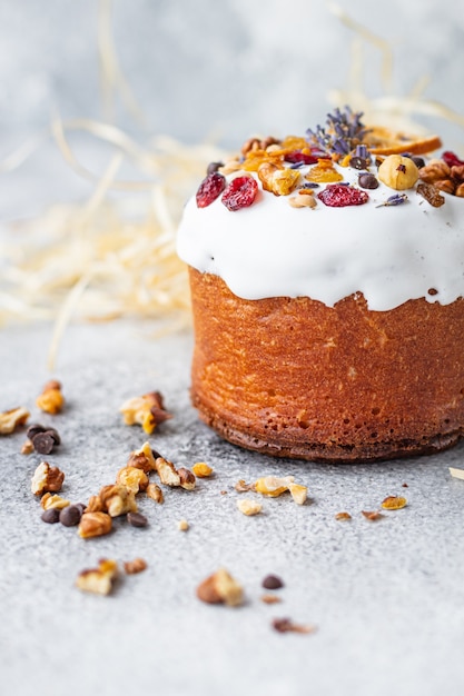 La torta e le uova di festa di Pasqua hanno colorato i prodotti da forno tradizionali di umore festivo