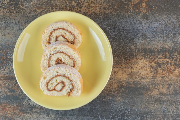 La torta fatta in casa rotola sulla zolla gialla