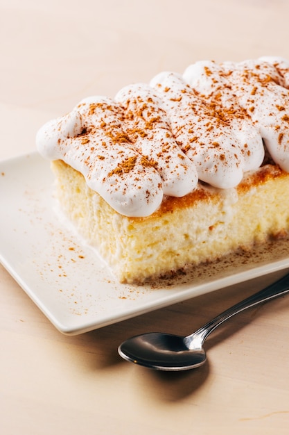 La torta Tres leches, dolce tipico dell'America Latina, è a base di latte condensato