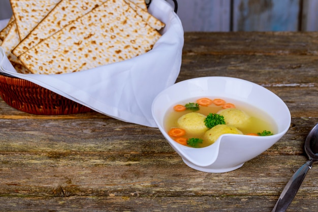 La tradizionale zuppa di pane matzah con piatto pasquale ebraico servito con