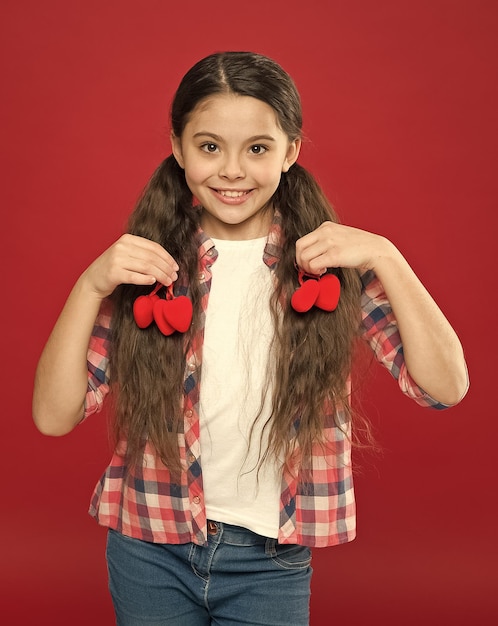 La tradizione celebra San Valentino Amore sincero Sii il mio San Valentino Amore familiare Ragazza bambino carino con cuori Ragazza bambino con capelli lunghi sfondo rosso Festeggia San Valentino Festa della mamma