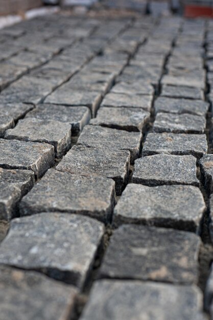 La trama del rivestimento in pietra per pavimentazione che si estende in lontananza con una bassa profondità di campo