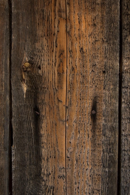 la trama del vecchio legno grezzo, la trama delle tavole, le crepe e i piccoli dettagli sono chiaramente visibili