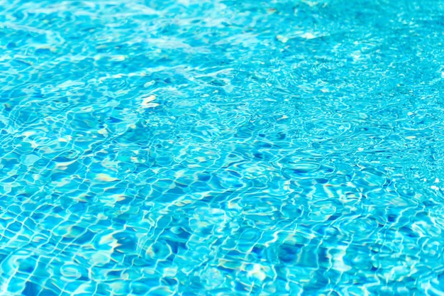 La trama della superficie dell'acqua in una piscina a mosaico