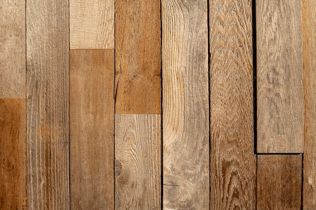 La trama delle assi di pino si trova verticalmente. Sfondo di barre verticali in legno marrone e grigio