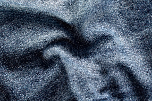 La trama di un blue jeans con onde e ombre che formano