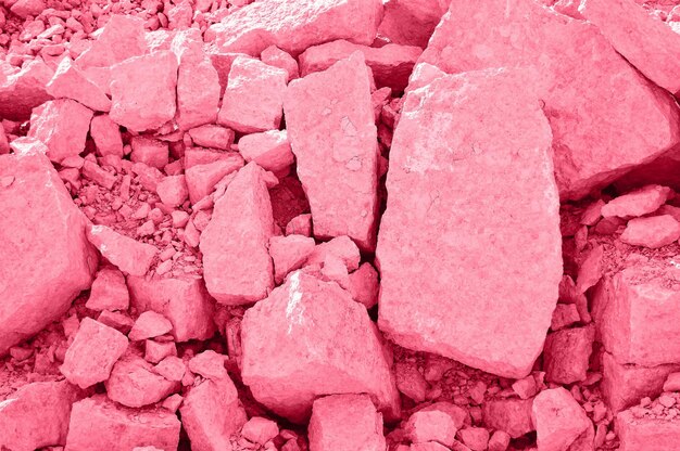 La trama di un mucchio di pietre calcaree Immagine colorata colore dell'anno 2023 viva magenta