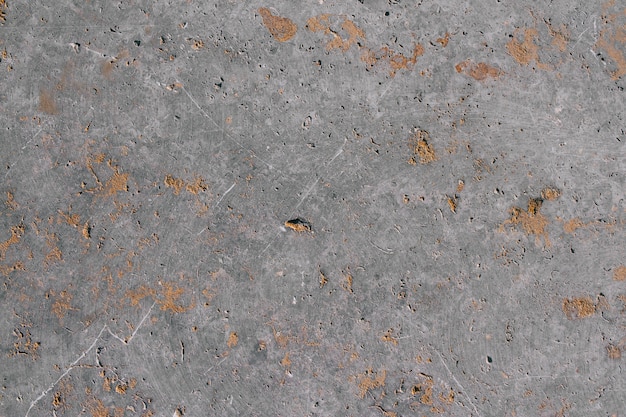 La trama di una pietra grigia naturale con impregnazioni dorate. Copia spazio sfondo di pietra
