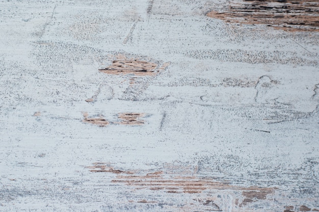 La trama e lo sfondo del legno verniciato in bianco. Superficie consumata, vecchie pitture, pitture e macchie di legno.