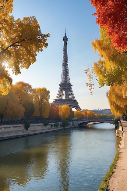 La tranquillità autunnale La Senna e la Torre Eiffel abbracciano la bellezza autunnale