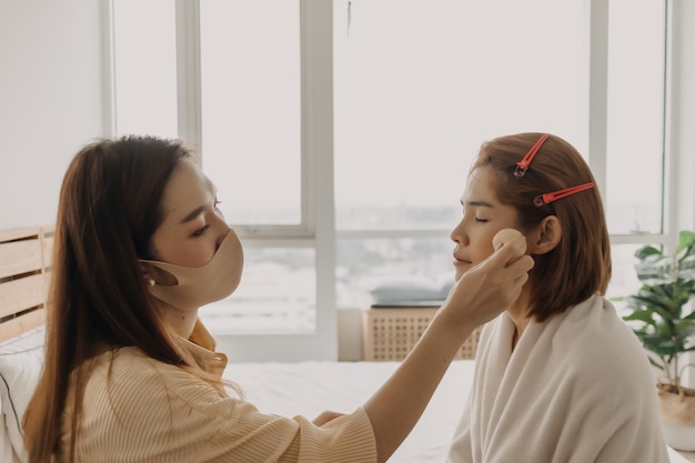 La truccatrice donna è al lavoro e si trucca la modella