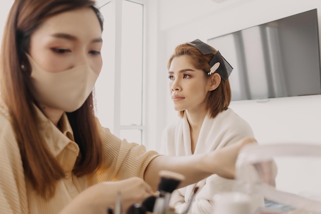 La truccatrice donna è al lavoro e si trucca la modella