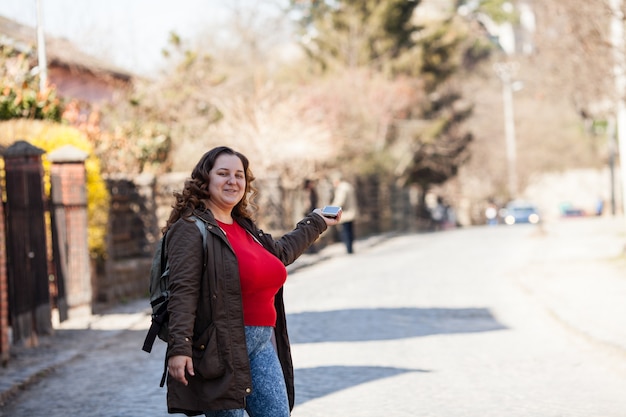 La turista sta usando la posizione della mappa sullo smartphone