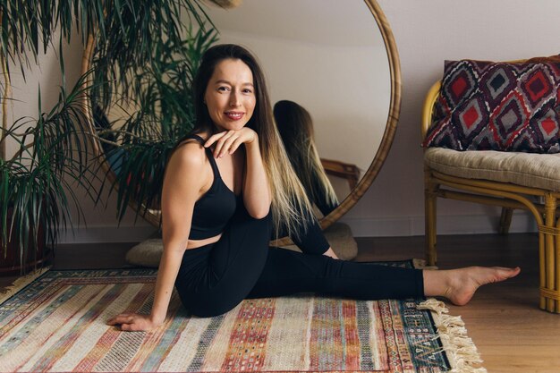 la tuta da fitness nera della ragazza si rilassa dopo il concetto di benessere e stile di vita sano di lezione di yoga