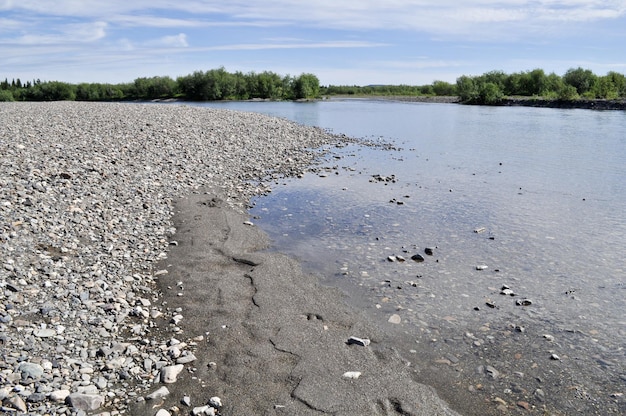 La valle a nord del fiume è fiancheggiata da ciottoli