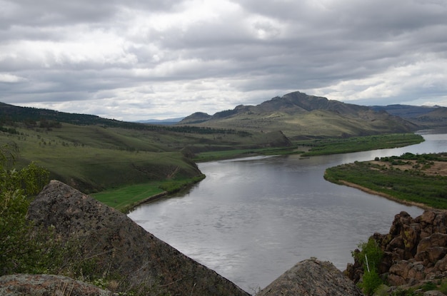 La valle del fiume sotto un cielo nuvoloso nuvoloso Vista del fiume da un'altezza