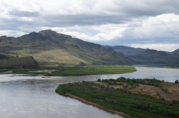 La valle del fiume sotto un cielo nuvoloso nuvoloso Vista del fiume da un'altezza