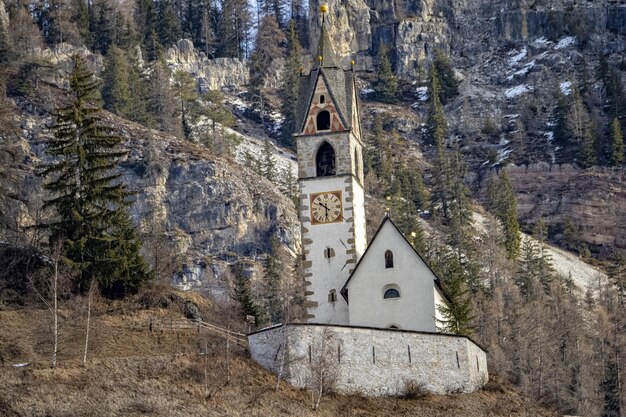 La valle La val dolomiti chiesa di montagna al tramonto