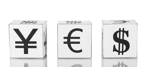 La valuta Forex nei dadi bianchi su sfondo bianco