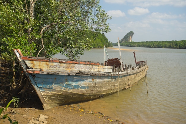 La vecchia barca di legno ha affondato vicino al fiume nella provincia Tailandia di Krabi