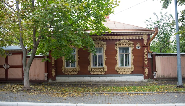 La vecchia casa di legno russa