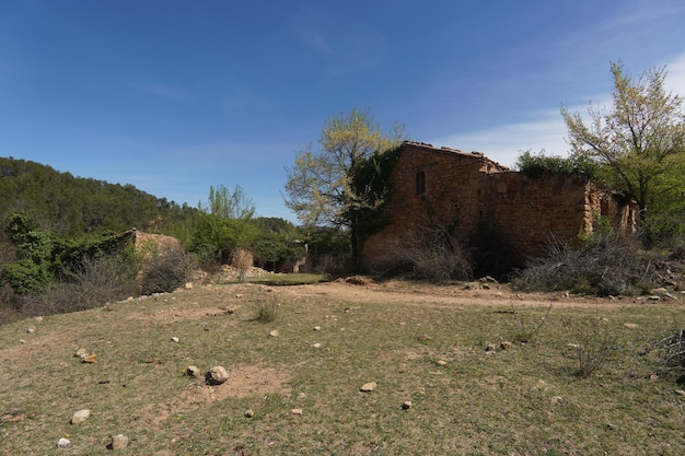 La vecchia casa è in mezzo alla strada