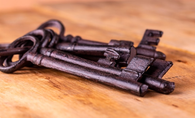 La vecchia chiave sullo sfondo in legno