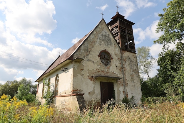 La vecchia chiesa cattolica in Ucraina è il villaggio di Pidtemne