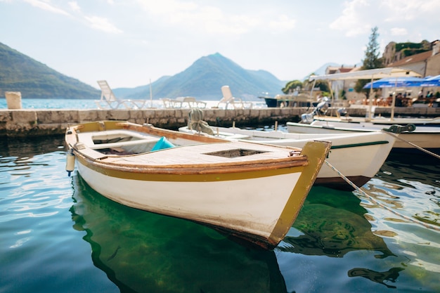 La vecchia città di perast sulla riva della baia di kotor montenegro