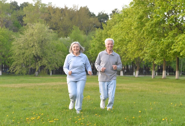 La vecchia coppia sta facendo sport sulla natura