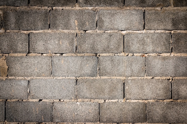 La vecchia costruzione concreta grigia blocca il fondo