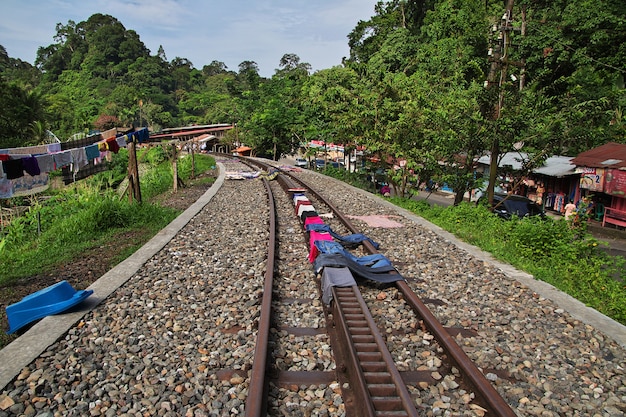 La vecchia ferrovia nel villaggio dell'Indonesia