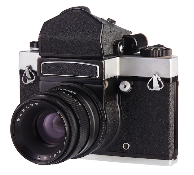 La vecchia fotocamera a pellicola di medio formato reflex sovietica vintage rilasciata in URSS su sfondo bianco