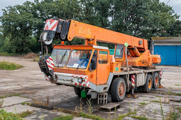 La vecchia gru arancione del camion sta nel parcheggio