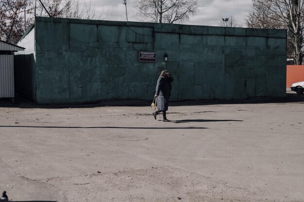 La vecchia in passeggiata nel parco