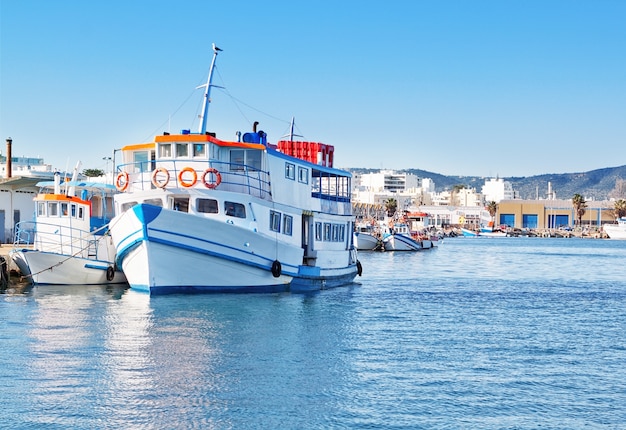 La vecchia nave turistica nel porto di pesca. Per camminare.