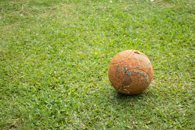 La vecchia palla di calcio sul campo di calcio.